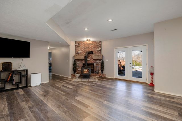 1905 W James River Drive, Nixa, MO 65714