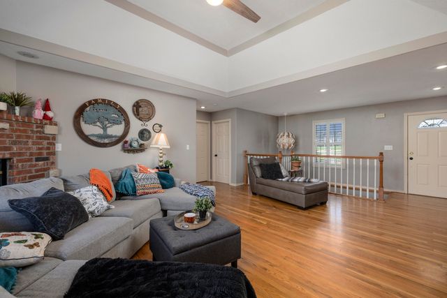 1905 W James River Drive, Nixa, MO 65714