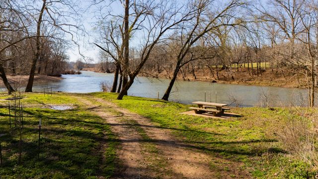 1905 W James River Drive, Nixa, MO 65714