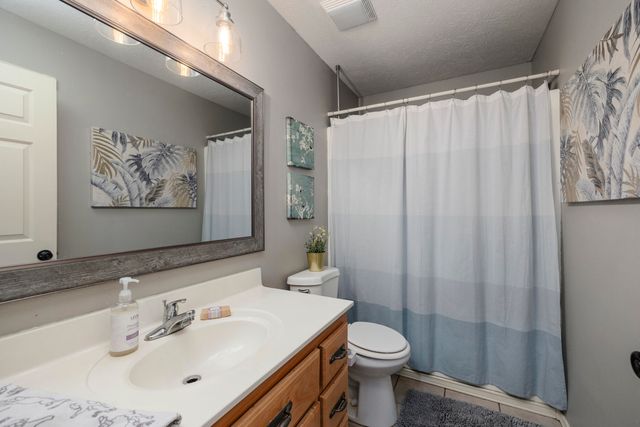 1905 W James River Drive, Nixa, MO 65714