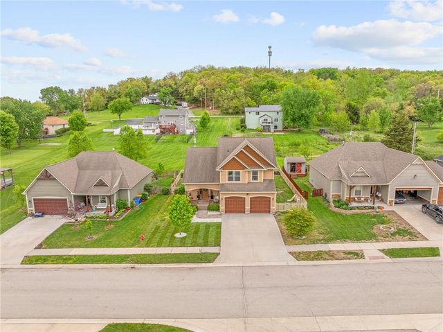 22359 W Cedar Street, Tonganoxie, KS 66086