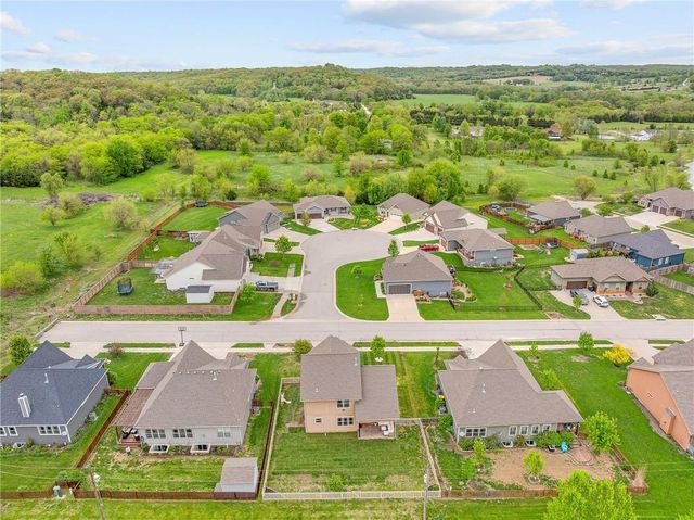 22359 W Cedar Street, Tonganoxie, KS 66086