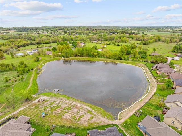 22359 W Cedar Street, Tonganoxie, KS 66086