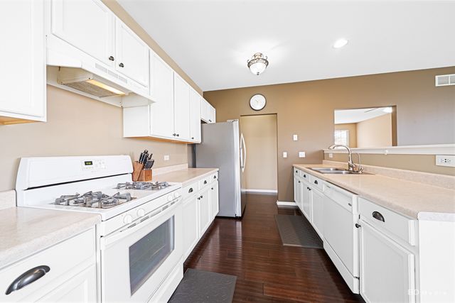 1811 Bluestem Circle, Aurora, IL 60504