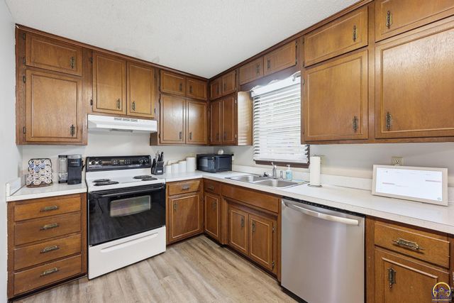 3718 SE Long ST, Topeka, KS 66609