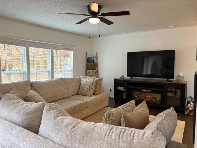 4 Prince George LN, Newport News, VA 23608