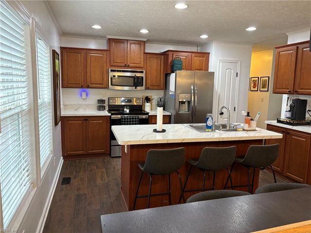 4 Prince George LN, Newport News, VA 23608