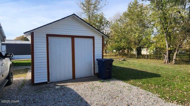 1021 E Sycamore Street, Columbus, KS 66725