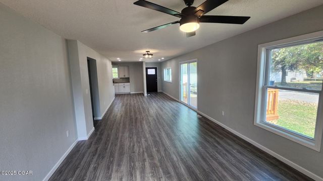 1021 E Sycamore Street, Columbus, KS 66725