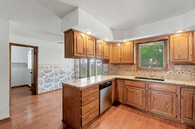 4628 N Farmstead Ct, Bel Aire, KS 67220