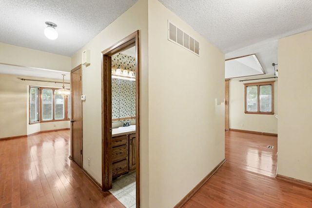 4628 N Farmstead Ct, Bel Aire, KS 67220