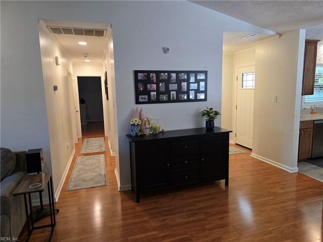 16 Critzos CT, Hampton, VA 23669