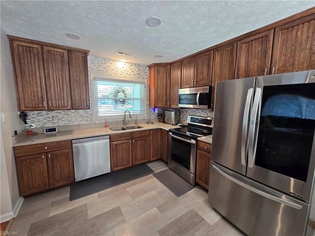 16 Critzos CT, Hampton, VA 23669