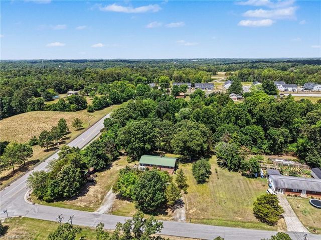 202 Arrowood Lane, Jamestown, NC 27282