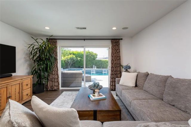 2043 N Capella Court, Costa Mesa, CA 92626