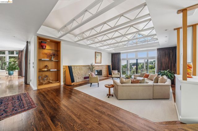 2223 Tunnel Rd, Oakland, CA 94611