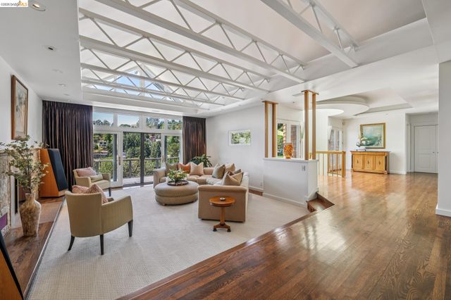 2223 Tunnel Rd, Oakland, CA 94611
