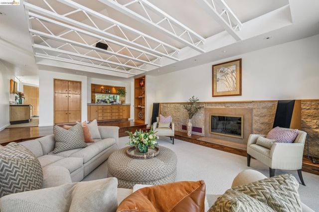 2223 Tunnel Rd, Oakland, CA 94611