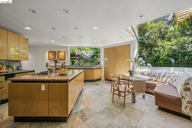 2223 Tunnel Rd, Oakland, CA 94611