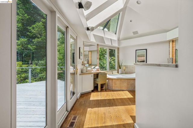 2223 Tunnel Rd, Oakland, CA 94611