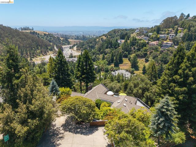 2223 Tunnel Rd, Oakland, CA 94611
