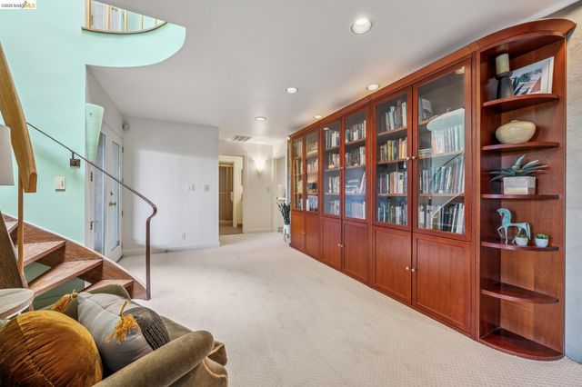 2223 Tunnel Rd, Oakland, CA 94611