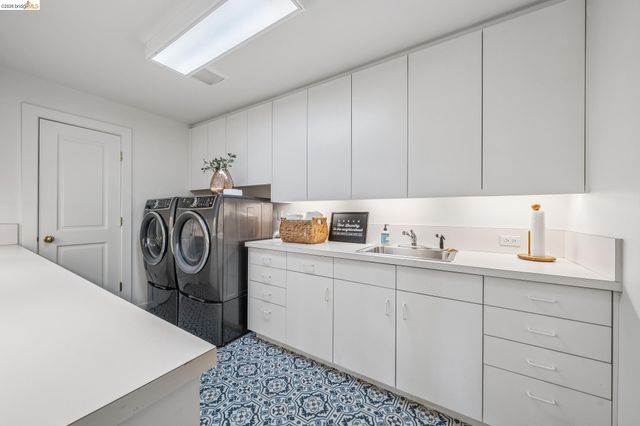 2223 Tunnel Rd, Oakland, CA 94611