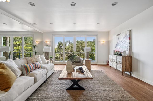 2223 Tunnel Rd, Oakland, CA 94611