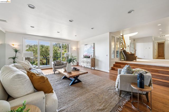 2223 Tunnel Rd, Oakland, CA 94611