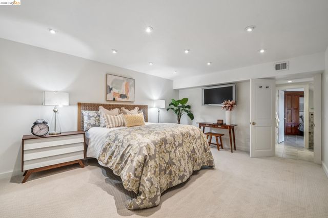 2223 Tunnel Rd, Oakland, CA 94611