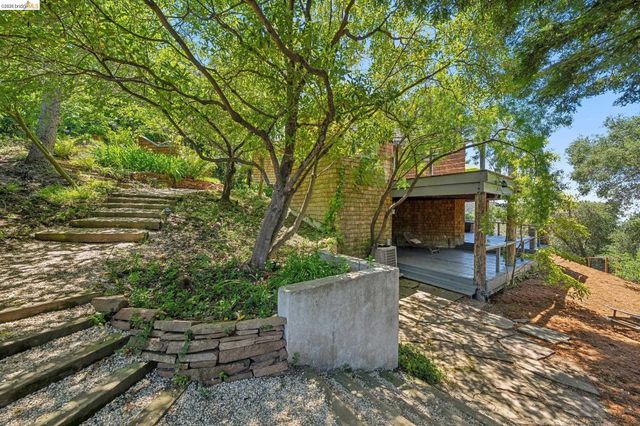 2223 Tunnel Rd, Oakland, CA 94611