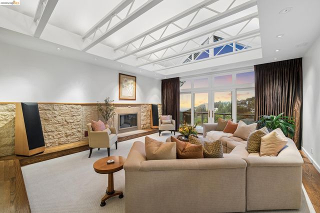 2223 Tunnel Rd, Oakland, CA 94611