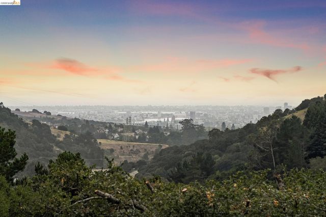 2223 Tunnel Rd, Oakland, CA 94611
