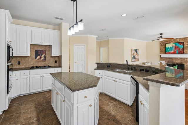 2000 Mulberry Way, Irving, TX 75063