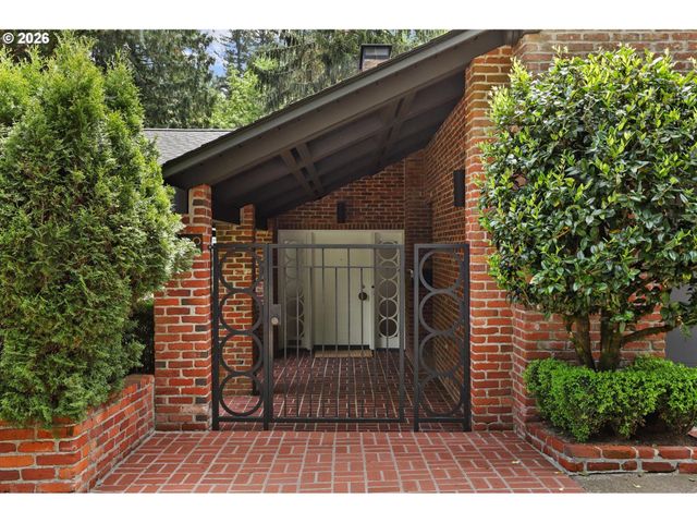 2780 Sw TALBOT Rd, Portland, OR 97201