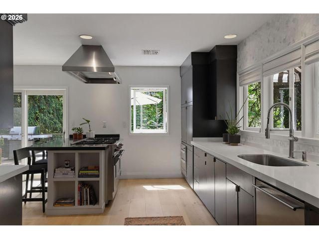 2780 Sw TALBOT Rd, Portland, OR 97201