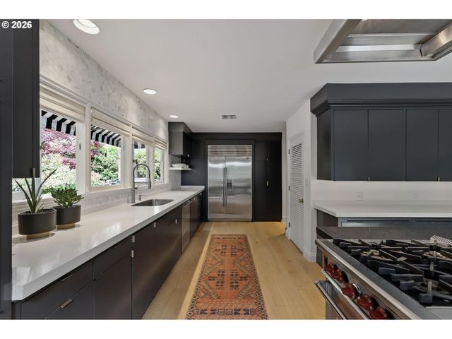 2780 Sw TALBOT Rd, Portland, OR 97201