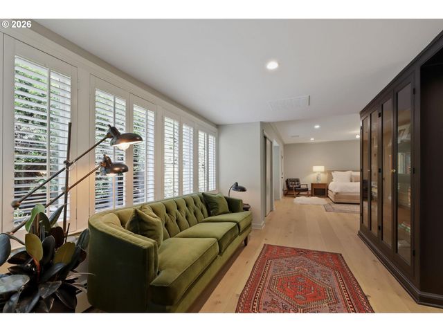 2780 Sw TALBOT Rd, Portland, OR 97201