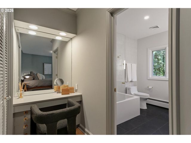 2780 Sw TALBOT Rd, Portland, OR 97201