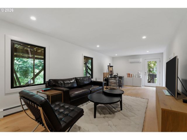2780 Sw TALBOT Rd, Portland, OR 97201