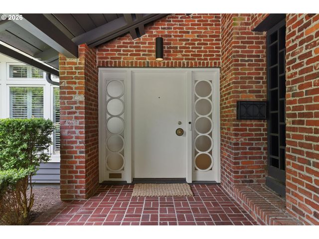 2780 Sw TALBOT Rd, Portland, OR 97201