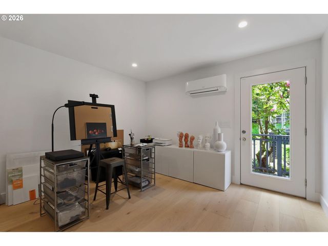 2780 Sw TALBOT Rd, Portland, OR 97201
