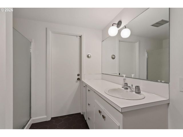 2780 Sw TALBOT Rd, Portland, OR 97201
