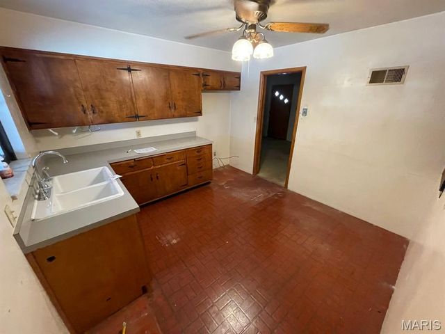 5205 Wick Way Drive, Alton, IL 62002