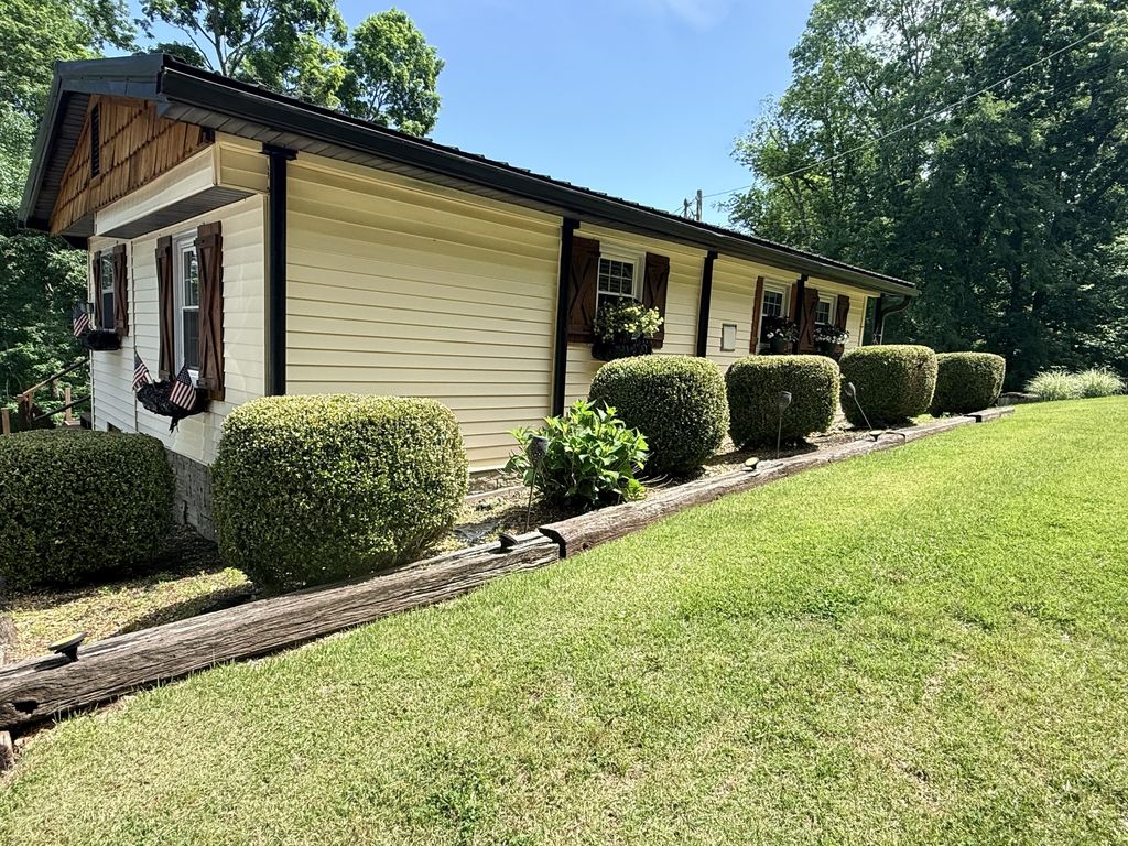 156 Lakeshore Cir, Bumpus Mills, TN 37028