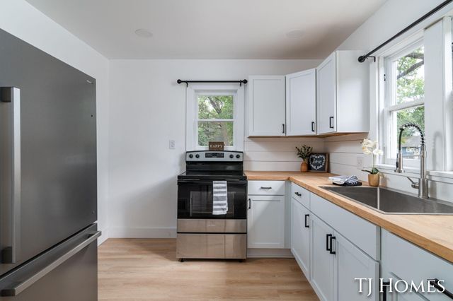 1031 Ada Avenue, Muskegon, MI 49442