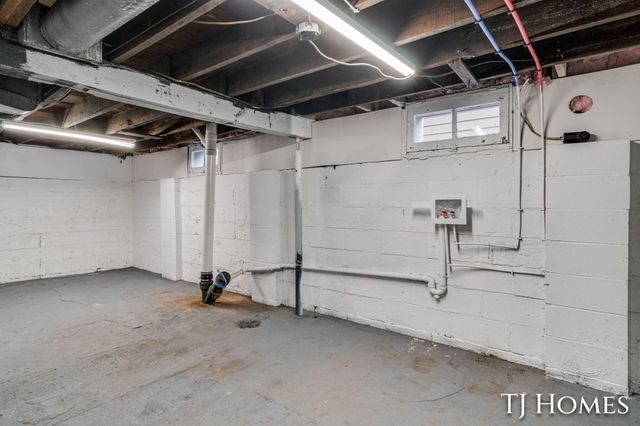 1031 Ada Avenue, Muskegon, MI 49442