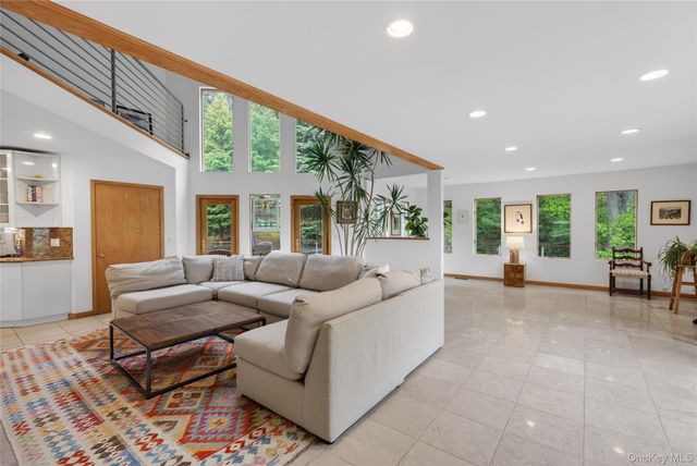 12 Parks Wood Drive, Cornwall, NY 12518