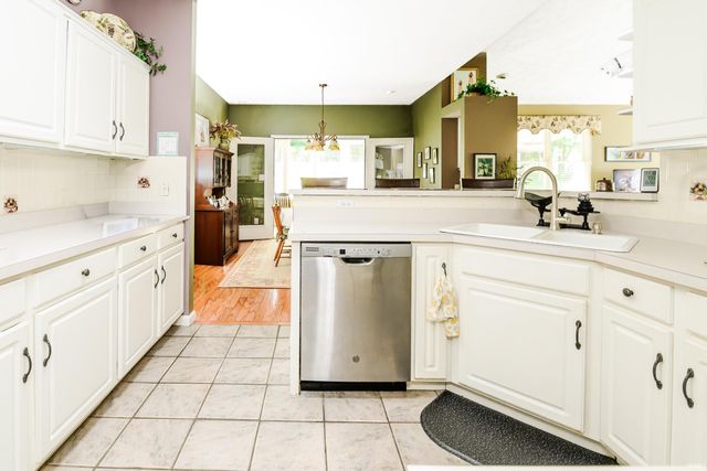 9415 S Harbour Pointe Drive, Bloomington, IN 47401