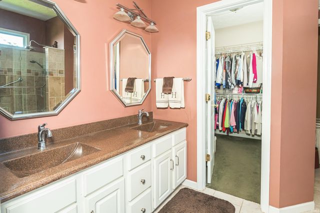 9415 S Harbour Pointe Drive, Bloomington, IN 47401